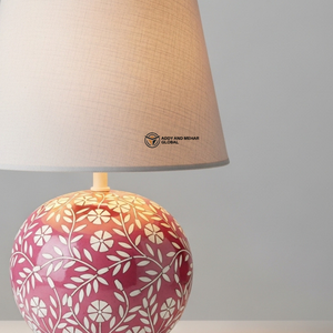 Lampe de table décorative avec incrustations roses |   Éclairage artisanal haut de gamme pour chevet et salon - Product Image 3