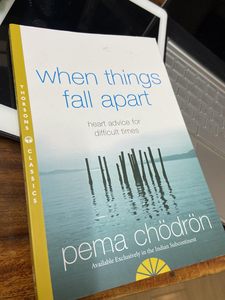 Cuando las cosas se deshacen de su mano, de Pema Chodron, libro de bolsillo, éxito de ventas para adultos - Product Image 1