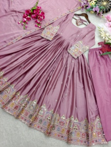 Conjunto de Vestido de Seda Chinon con Mangas Latkan, Pantalón con Lentejuelas Bordadas y Dupatta, Atuendo Festivo de Diseñador - Product Image 5