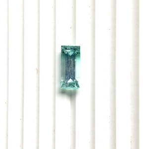 Piedra de esmeralda verde natural de 6.57 quilates con corte baguette para la elaboración de joyería fina. - Product Image 4