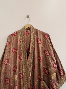 Bata de Seda Crepé Bordada, Estilo Vintage, Kimono Largo de Seda - Product Image 2