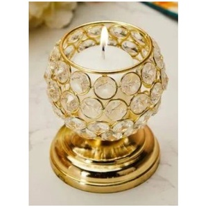 Elegante candelabro de metal con cuentas de cristal y acabado dorado para decoración de bodas, fiestas, hoteles y restaurantes. - Product Image 1