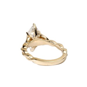Bague minimaliste en or massif 10K 14K 18K avec diamants de laboratoire marquise et ronds, alliance torsadée en diamant, par le fabricant - Product Image 6