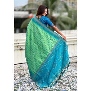 ผ้าส่าหรีปาโตลาทอจากไหมซิลค์เนื้อนุ่ม พร้อมลายปักดิ้นทองแบบตัดกัน  ผ้าคลุมไหล่และผ้าพันคอแบบดั้งเดิมของอินเดีย - Product Image 4