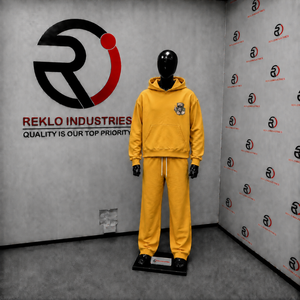Conjunto Deportivo Dorado para Hombre, Sudadera con Capucha y Logotipo Gráfico en el Pecho, Pantalones Jogger a Juego, Ropa Deportiva Informal para la Calle - Product Image 3
