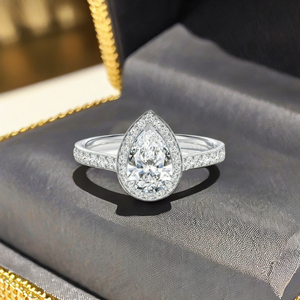 แหวนหมั้นเพชรโมอิสซาไนต์ทรงลูกแพร์สังเคราะห์ ระดับพรีเมียม สไตล์ฮิปฮอป ประดับด้วยเงินแท้ 925 พร้อมวงแหวนแบบ Halo สำหรับทุกเพศ ได้รับการรับรองจาก GIA - Product Image 2