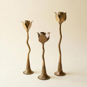 Magnifique ensemble de trois chandeliers vintage en métal doré, ornés d'un motif de tige de tulipe organique, de hauteur graduée. - Product Image 1
