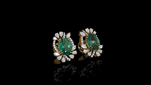 Pendientes de Esmeralda Verde Ovalada de Laboratorio con Halo de Diamantes en Forma de Marquesa y Pera |   Joyería Fina de Lujo para Bodas - Product Image 3
