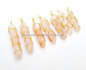 Pendentif hexagonal double pointe en quartz rose naturel, enroulé de fil doré, plaqué or antique, écologique, cristal tendance, vente en gros - Product Image 1