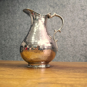 Carafe en argent au design martelé moderne, idéale pour les occasions spéciales, l'utilisation familiale et l'accueil des invités, provenant d'Inde. - Product Image 1