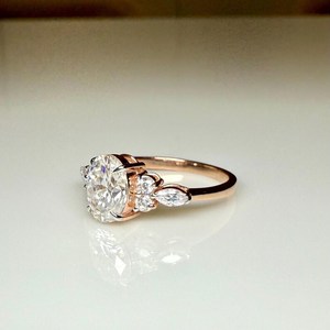 Bague florale en or rose 14 carats avec diamant ovale de 1,00 carat, cultivé en laboratoire, certifié IGI, pour mariage, fête, cadeau pour elle - Product Image 5