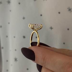 Bague de fiançailles avec diamant de laboratoire allongé de 4 carats, taille coussin, halo caché, double griffe, or 14k, 18k, certifiée IGI - Product Image 5