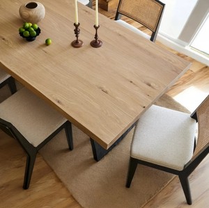 Ensemble de salle à manger en bois de style moderne du milieu du siècle, table rectangulaire avec chaises à dossier en rotin, ensemble de 7 pièces pour usage en ferme et en hôtel - Product Image 5