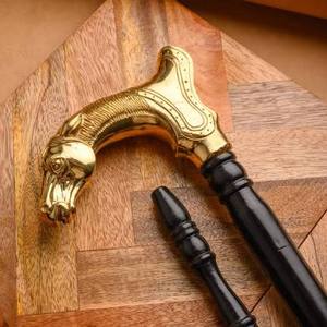 Bastón de madera de lujo con base de latón para apoyo de personas mayores y un look elegante para caballeros. - Product Image 5