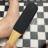 Râpe à pieds en bois avec crochet pour éliminer les callosités et les peaux mortes, beige clair, outil de pédicure exfoliant pour talons humides
