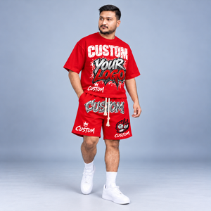 ชุดเซ็ตเสื้อยืดสีขาวลายกราฟิกกับกางเกงขาสั้นสีแดงสำหรับผู้ชาย รับผลิตตามแบบ พิมพ์โลโก้ได้ ชุดสตรีทแวร์ ผู้ผลิต OEM ขายส่ง พิมพ์ลายตามสั่ง - Product Image 1
