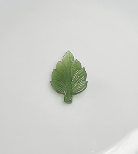 Componente de joyería de jadeíta natural tallada en forma de hoja verde, piedra preciosa suelta para regalo. - Product Image 1