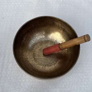 Bol chantant tibétain en laiton fait main avec une résonance excellente pour la thérapie sonore, impression sérigraphique et offset - Product Image 2
