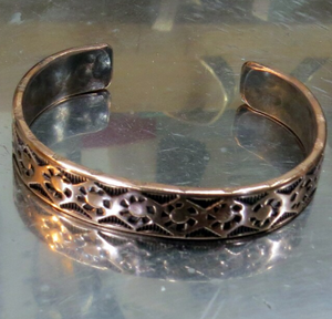 Bracelet manchette ouverte en cuivre pur, motif géométrique soleil éclatant gravé, surface texturée, style vintage - Product Image 5