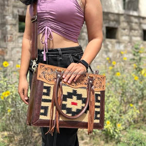 ODM OEM Sac fourre-tout à pompon de couverture de selle usinée à la main de haute qualité pour femmes Sacs à main à bandoulière en cuir véritable de fabricant - Product Image 3