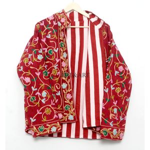Veste d'hiver épaisse pour femme, style ethnique rouge, avec broderie florale faite à la main, col montant, logo personnalisé. - Product Image 6