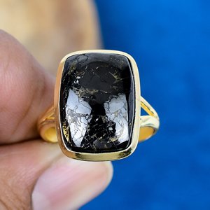 Bague en shungite naturelle en forme de coussin, or 18 carats micro-plaqué sur argent sterling 925 - Product Image 1