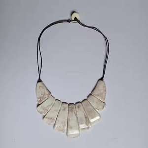 Ensemble collier et boucles d'oreilles en perles irrégulières en résine pour femmes, personnalisable, vente en gros, directement de l'usine, idéal pour mariages et fiançailles - Product Image 4