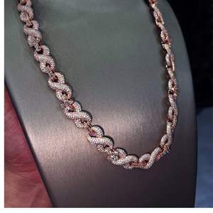 สร้อยคอฮิปฮอปแบบ Cuban Link เงินแท้ 925 ชุบทอง ประดับเพชรโมอิสซาไนต์ทรงเหลี่ยม สำหรับงานแต่งงาน งานหมั้น หรืองานปาร์ตี้ (แบบ unisex) - Product Image 2