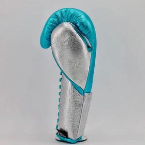 Guantes de Boxeo de Cuero Personalizados OEM, Guantes de Entrenamiento Profesional, Guantes de Sparring con Logotipo Personalizado, Color Verde Metálico, Plateado Metálico - Product Image 5