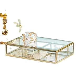 Boîte à bijoux en métal et en verre or,, grande taille, moderne, rectangulaire, avec serrure ronde 9x2 - Product Image 1
