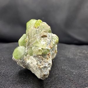 Cristal de peridoto verde con forma de columna y brillo vidrioso - Product Image 2