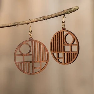 Pendientes de madera con forma de círculo geométrico y ganchos dorados, diseño artístico hecho a mano para uso diario - Product Image 2