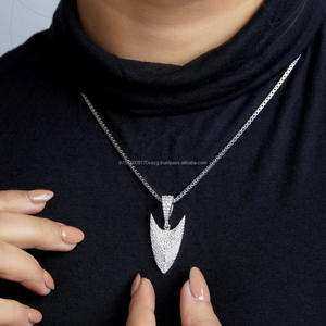 Collier pendentif flèche de luxe avec diamants de laboratoire VVS et finition argentée de qualité supérieure - Product Image 2