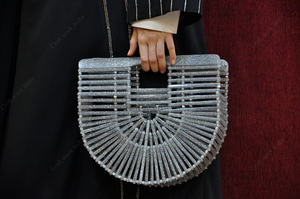 Pochette de soirée de luxe en acrylique argenté scintillant, forme éventail, sac rigide de créateur pour mariage et événements, sac de déclaration - Product Image 4