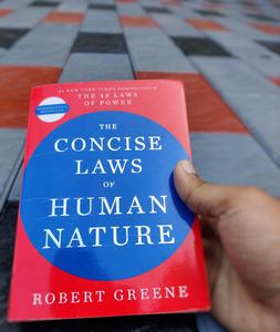 La Ley Concisa de la Naturaleza Humana de Robert Greene, edición en papel, Guía sobre el Comportamiento y la Personalidad Humana - Product Image 4