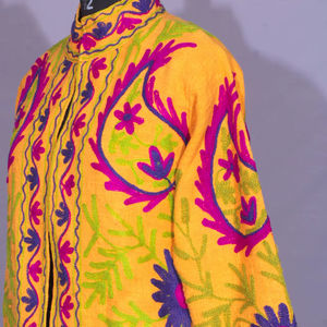 Chaqueta corta de tela TNT Suzani hecha a mano con bordado floral de estilo étnico PARA fiestas, celebraciones y bodas. - Product Image 1