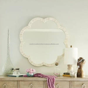 Cadre de miroir mural en incrustation d'os élégant avec un design unique pour les intérieurs tendance - Product Image 1