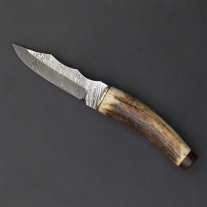 Couteau artisanal en acier Damas avec manche en bois de cerf et étui en cuir pour la survie en extérieur - Product Image 1
