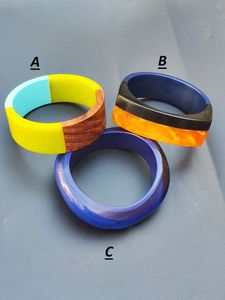 Bracelet manchette géométrique tendance en résine colorée avec incrustation imitation bois pour femme - Product Image 3