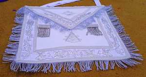 Tablier blanc brodé main de maître maçon de la Loge Bleue, Régalia maçonnique artisanale Ventoria Enterprises, best-seller - Product Image 5