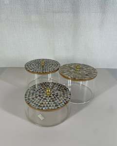 กล่องขนม PearlNoor Heritage ดีไซน์หรูหรา ประดับเปลือกหอยทำมือ พร้อมฐานอะคริลิค สำหรับใส่ขนมในช่วงรอมฎอน อิฟตาร์ ของขวัญวันอีด และตกแต่งบ้านอย่างมีระดับ - Product Image 2