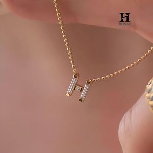 Collier en or 14 carats avec pendentif lettre H personnalisé de luxe, style minimaliste avec diamants baguette - Product Image 3