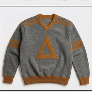 Pull en tricot blanc pour homme à col en V avec applique triangulaire grise, coupe classique, pull décontracté d'automne, design rayé - Product Image 3