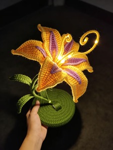 Escultura de Lirio de Ganchillo Hecha a Mano - Lámpara de <span class=keywords><strong>Flor</strong></span> Inspirada en <span class=keywords><strong>Rapunzel</strong></span>, Pieza de Arte para Mesa, Regalo Único para el Día del Niño - Product Image 3