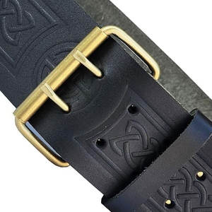 Traje Tradicional de las Tierras Altas, Diseño de Cinturón Negro con Espiral Celta, Cinturón de Cuero Repujado con Hebilla de Latón, Accesorio Escocés - Product Image 5