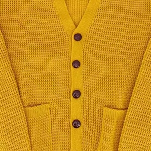 เสื้อสเวตเตอร์ถักคอวีของมหาวิทยาลัยสำหรับผู้ชายเสื้อสเวตเตอร์ถักสำหรับฤดูใบไม้ร่วงฤดูหนาวพร้อมกระดุมตกแต่งสีที่กำหนดเอง - Product Image 5