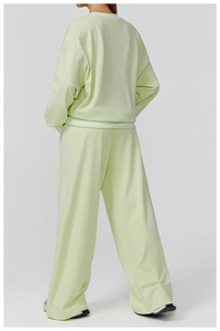 Ensemble de survêtement d'hiver quatre pièces imprimé à capuche pour femme avec pull à col rond, pantalon/short large et logo frontal - Product Image 6