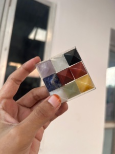 แผ่นหินคริสตัลทรงพีระมิดเก้าเหลี่ยม รุ่น GENUINE SPARCELS RAIS AGATE จากกูร์การัต สำหรับวัสดุวัสดุศาสตร์วัสดุภูมิภาควิทยา (Vastu)  หินขัดเงาสำหรับสร้างพลังงาน - Product Image 5