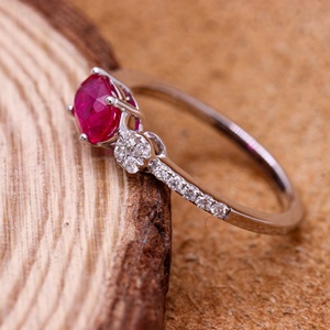 Bague en or blanc massif 18 carats avec rubis naturels ovales et diamants en grappe pavée, style East West, pour femme, bijoux fins, Memoria Jewels - Product Image 4