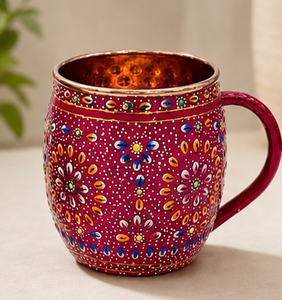 Taza de cobre pintada a mano con diseño floral bohemio, base verde, estilo tradicional indio, vajilla decorativa con acabado en esmalte verde azulado. - Product Image 3